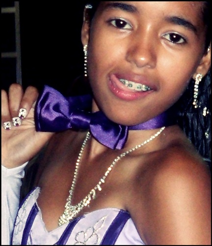 17 anos, Pisciana, Alegre, Bonita, Simpatica, Romantica as vezes chata. Gosto muito de, Cinema, Musica, S.F.C e de Deus !! quer saber mais? Então me Segue ;D