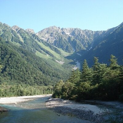 ネイチャーガイド ファイブセンス 上高地 河童橋からの穂高連峰 だんだんと残雪が溶け 夏らしさが出てきた上高地 梅雨明けの気配を感じさせるような風景です うめ