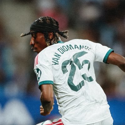 @_lauuraagarr ❤️| Socio 47.158 del Real Madrid🤍 Campeones del mundo ⭐️⭐️ @sefutbol 🇪🇸 @DisneylandParis 🏠| @nyknicks 🧡💙