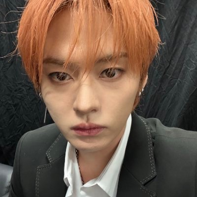 faço psicologia e trabalho com crianças, assisto todo tipo de esporte e sou apaixonada pelo nick suzuki e pelo stray kids (@14SZUKIELD).