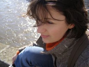 Estudante de Teatro, Baterista/Percussionista, Desenhista, Web Design/ Design Gráfico e ataco de Fotógrafa nas horas vagas.