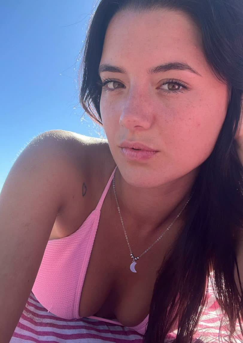 Slide into my DMs, I don't bite ☀️