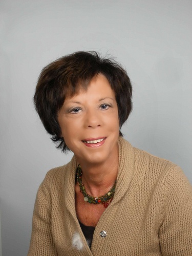 Pauline Vilain is the owner of public relations firm Vilain Innovations. We advise and assist authors in  creating a media platform.