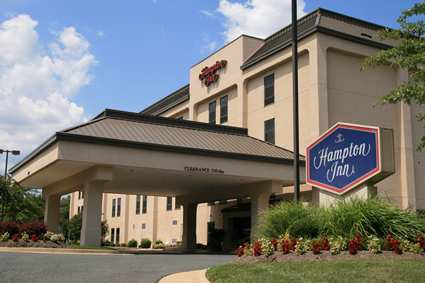 The Hampton Inn® hotel in Woodbridge is a short drive to some of the best shopping in Virginia, Potomac Mills Mall, one of the largest outlet malls in the state