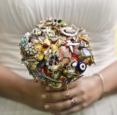 I design custom brooch bouquets made from not only brooches but also earrings, watches, bottle caps, small toys, and other objects for weddings and art pieces.