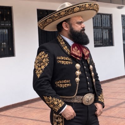 Sobrino del tío cosa. Opinólogo en tuits, Michoacano.