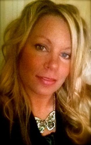 Project Manager, Creative Process. Love print and paper, graphic design, cooking, gardening, music, concerts, summer, life...