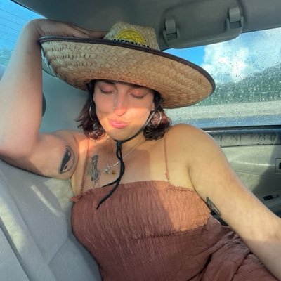 MADE IN PUERTO RICO 🇵🇷 . TRANS 🏳️‍⚧️ Looking for vibe and see what happen IG dgabiarosa