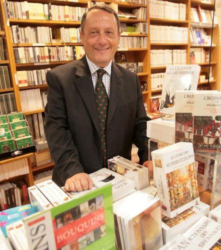 Président des éditions Plon , directeur de la collection Bouquins. Ecrivain , historien