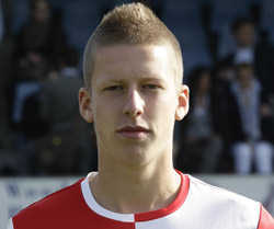 Raketbouwer, pizzaexpert, houdt van voetbal, ouder.