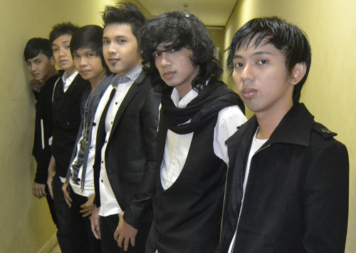 The ROW asal Kendari,Label Nagaswara..Redha' (gitar) , Odink (vokal) , Wawan (drum)