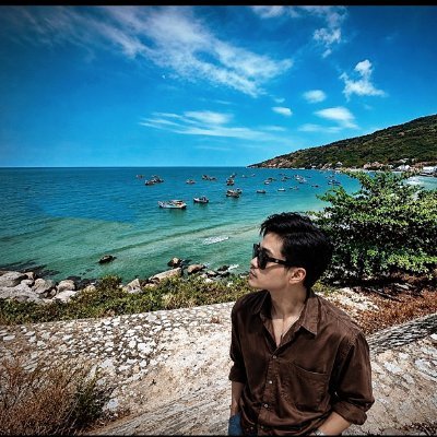 Thích đá bóng, thích nghe nhạc, thích đọc sách.