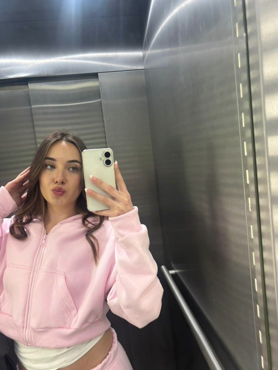 Make the first move in my DMs... I’m curious what you’ll say 🥰