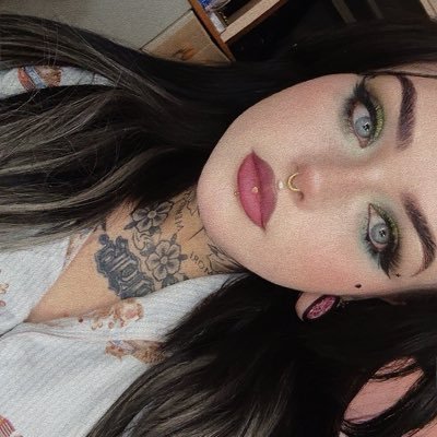 ♡ 29 • 🏴 • Pokemon TCG/Gamer/Artist/General Pest ♡ Disabled + Chronically ill badass ♡ website & more: in bio ♡ EMAIL: jodieleighdennis@gmail.com