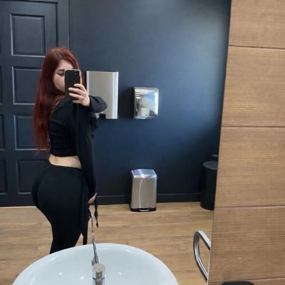 Redhead | soft goth & aesthetic
Photos, vibes & mistery