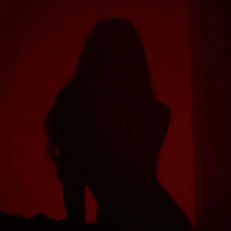 No hay rostro. solo sombra.
dulce. deseo . upcoming artist 777
si sabes quién soy, no lo digas. 🌹
Tik tok y Ig : itsnaiapr
