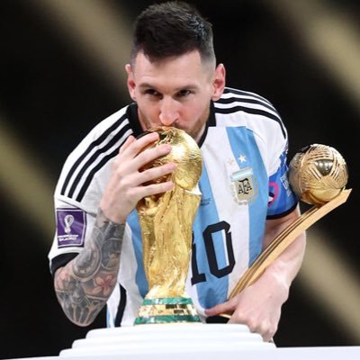 18 ديسمبر 2022 : ميسي يختم كرة القدم ويتسيدها 👑