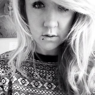 HazelMcHugh's profile picture. if you're bothered reading this and not gonna follow me. Go fuck a donkey :) && follow my boyfriend. he's an army reserve ;3 @DarrenOBrien89