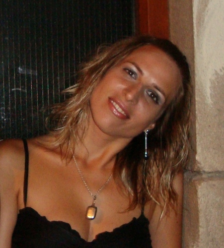 Licenciada en Filología Hispánica, aprendiz de equilibrista, cinéfila, amante de los libros, los encuentros intensos, los sabores supremos
