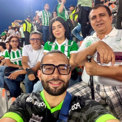 Fútbol, filosofía, fiesta, alegría, radical, materialista, hedonista  y un tanto estóico. Así soy yo.
