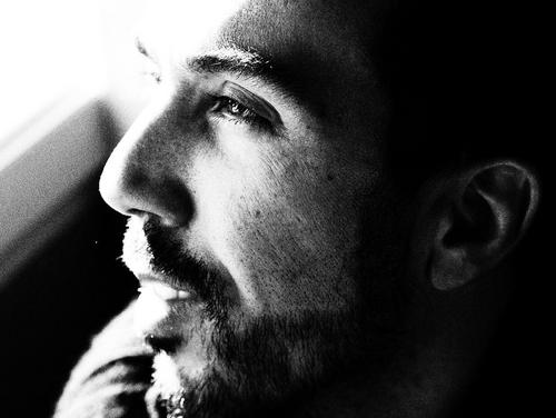 ...cinéfilo y melómano empedernido, con poco que decir pero con mucho que escuchar; ya se sabe, hablar constantemente no implica que nos estemos comunicando...