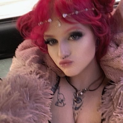 Bow down  - if you make tribute you may earn my attention.
 PayPal- plurCC  
Silent senders get me wet. 
https://t.co/k702qMpjFj