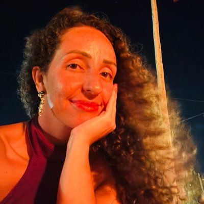 alguém que tenta se alienar assistindo séries, filmes, novelas e esportes, mas se irrita com absolutamente tudo    ☺️ Flamengo :)
