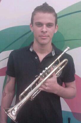 Trompetista da banda Forró da Curtição...Amante da musica,meio chato,meio brincalhão,meio bonito mas homem por completo...recuse imitações...