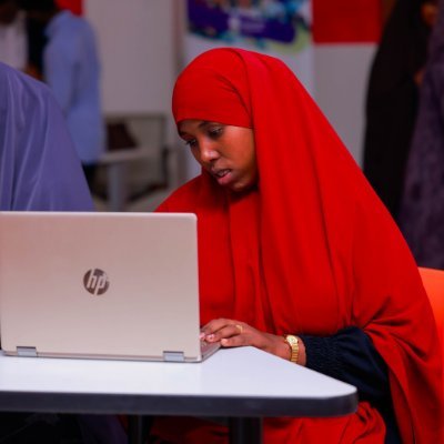 Qofku, waalid la'aan waa uu noolaan karaa, se sharaf la'aan cidna ma noolaan karto.✍️

Alle ha ina asturo, if iyo aakhiraba.🤲