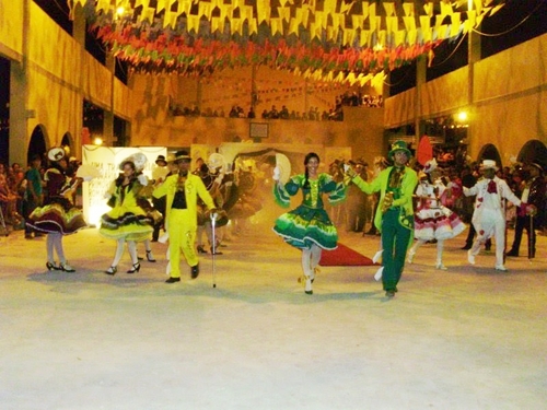 Dançar quadrilha tá na alma e no coração. Pqê a cultura corre em nossos corações ♥ é show de quadrilha pra vooc's ♫ 
JUNNA SANFONA DE OURO ;)