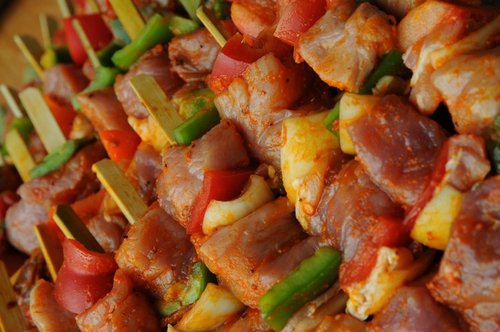 Bent u op zoek naar een (h)eerlijk stukje vlees, een onvergetelijke barbecue, of een uitgebreide catering? Wij kunnen het allemaal voor u regelen.
