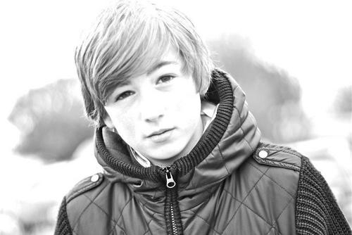 I live in Brighton and love it, i like clothes and sports, i love dubstep and rap, Follow me and i follow back :L