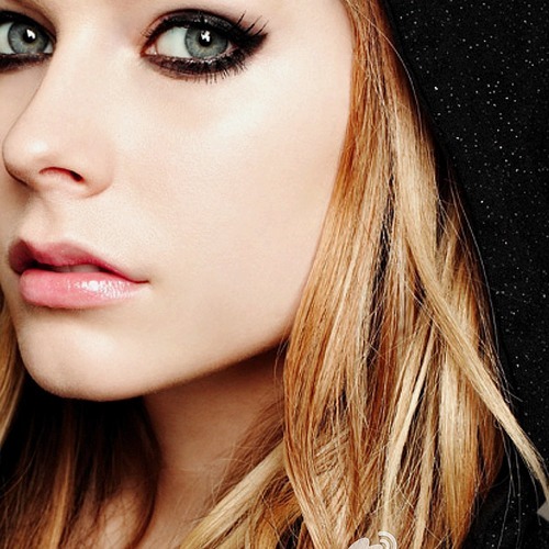 Eduarda_Ramonaa's profile picture. amo a Avril Lavigne, curto rock e Heavy Metal. tenho sonhos. E é como dizia Bob Marley... Sou louco, porque vivo em um mundo que não merece minha lucidez.