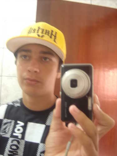 Algumas Pessoas Criticam , Porque Criticar é Muito Mas Fácil do Que Fazer Melhor.