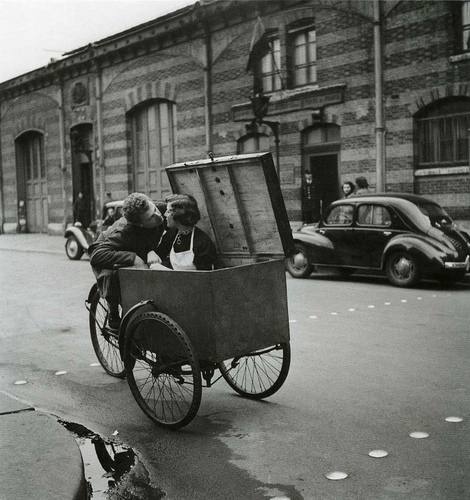 Sensible con el medio ambiente, y el desarrollo de las nuevas tecnologias. Convencido que los niños deben jugar libremente en la calle.