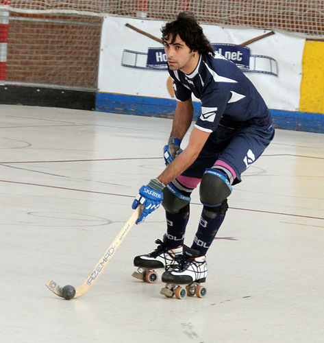 Graduado en Filosofia, y jugador/entrenador de hockey en el Oviedo Roller