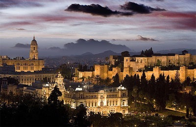 Malagueña, salerosa y exquisita. Amante de Malaga la bella y de sus tradiciones populares. Apasionada de la Semana Santa y del Flamenco