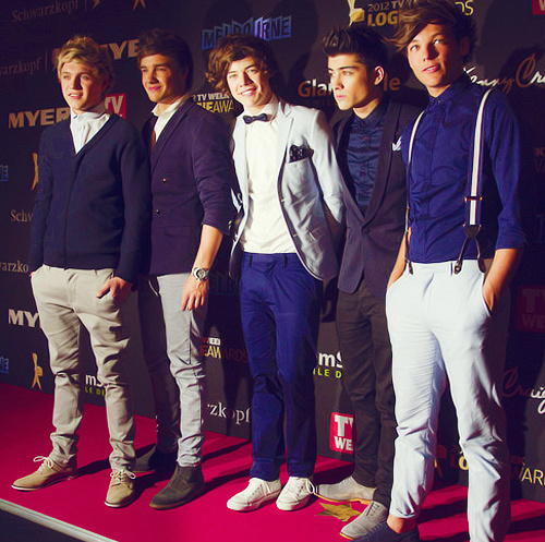 1DFandomExposed's profile picture. Lifes a bitch and this fandom is NO exception. DM us your hate or praise, we tweet it anonymously... let the games begin