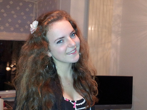 ~ 17 jaar ~ I love: dansen, zingen & acteren ~ soort van bruin haar ~ Groen, blauwe ogen ~