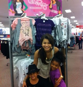 Hi we r @zen_anna02 (zendaya's) neices!