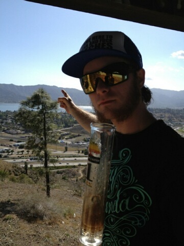 i hit the sky flyin fast n floatin hi smokin on the sky