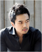 벤처사업가. 민용기의 아들 
건설업을 했던 아버지 영향으로 건축사가 됐지만, 아버지와는 뜻이 	맞지 않아 데면데면한 부자관계다. 자기가 맡은 일에 진중한 스타일로 유머감각도 있다.