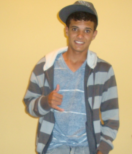 Tenho o nome estranho, sou chato, feio, e velho ranzinza, mas, ao seu lado eu posso ser perfeito ;)