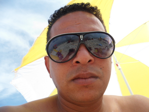 Por maior que seja o buraco em que você se encontra, sorria, porque, por enquanto, ainda não há terra em cima.