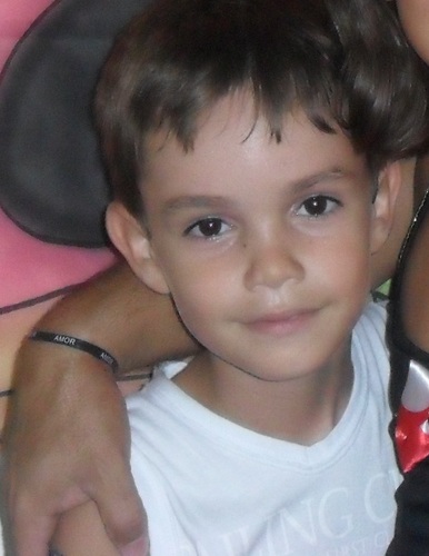 Virgiano, gosto de brincar com os amigos na rua , gosto de jogar futebol e amo a minha familia !