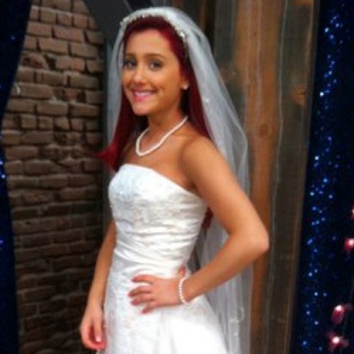 Hi! I'm Ariana! Just tweet me! (RP account) single and looking!