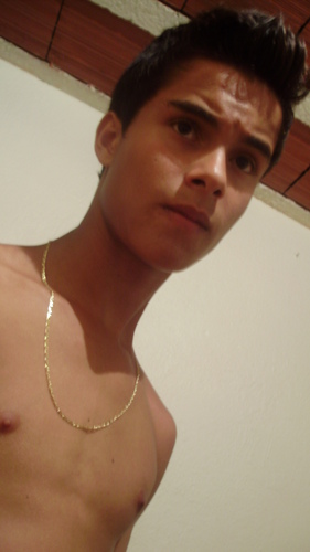 Lucas 16 anos, modelo, skate, solteiro, shopping, bike, computador, humilde, ciumento,gentil, chato, fofo... Ah, se quiser saber mais, me segue aê ♥