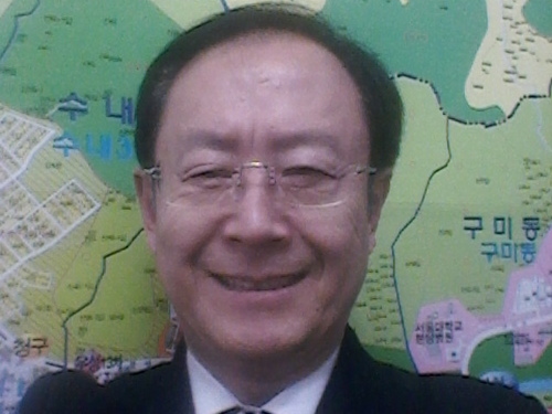 안녕하세요? 분당 수내동에서 연세공인중개사무소를 운영하는 최우영입니다. 분당지역 부동산의 입지분석과 권리분석, 매수와 매도시기, 매매가와 임대료의 적정성 등을 자신있게 상담해 드립니다. 특히 25년간 학원운영경험이 있어, 학원매매는 원스톱 처리해 드립니다. 많이 이용해 주십시오.