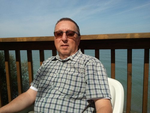 Mångsysslande pensionerad affärsledare. Verkar Schizofreniföreningen Hälsingland. Bollnäs kommunstyrelse för miljöpartiet. Familjen, barn, barnbarn och resor