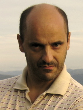 Antes de enfadarme lo pienso mucho.  Otras veces me río de mí mismo diciendo estupideces que parodian lo que desapruebo.  A veces la gente me interpreta mal.